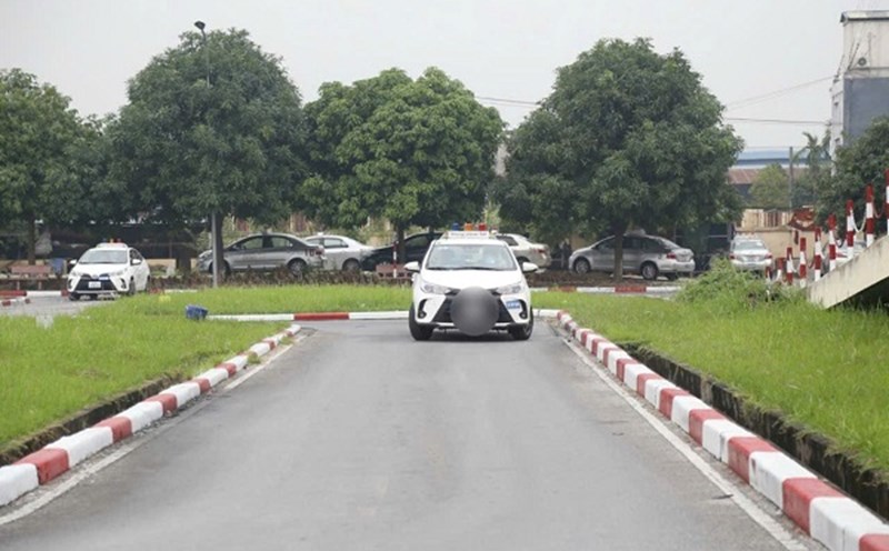 Driving practice car. Photo: Xuyen Dong