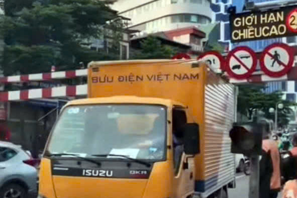 The car is stuck on the overpass. Photo: Cut from clip