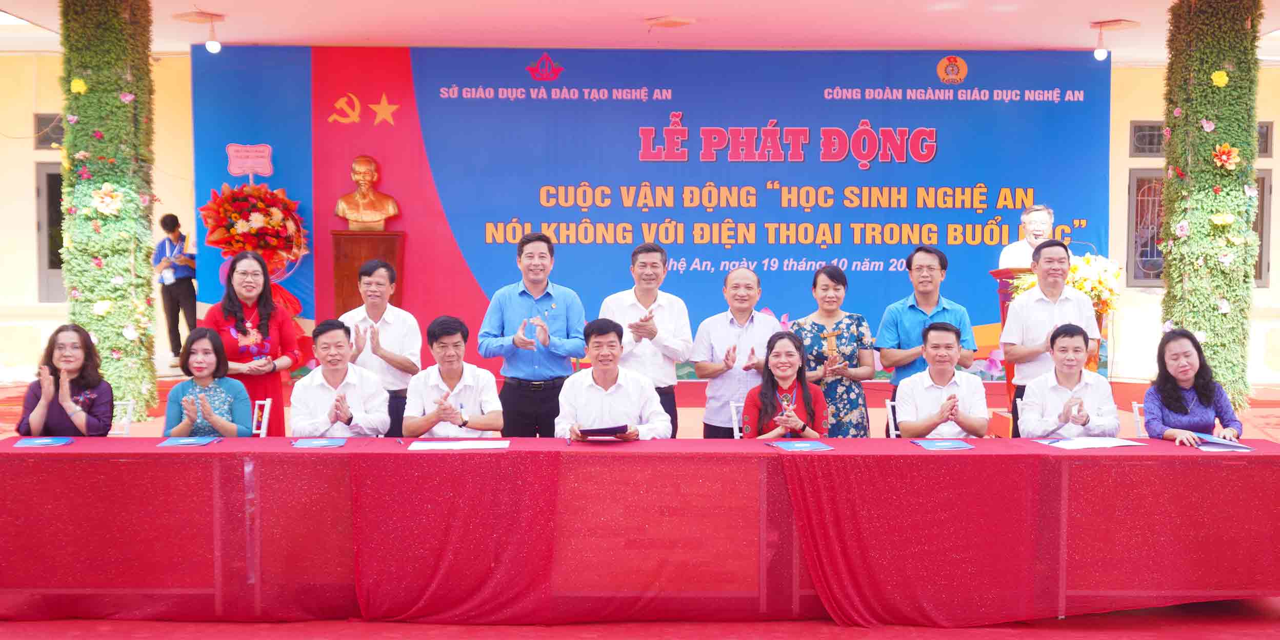Representatives of units signed the emulation commitment. Photo: Duy Chuong