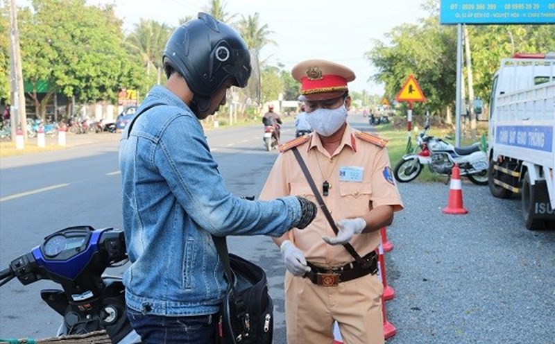 People need to pay attention to violations related to motorbike procedures and documents. Photo: Tran Luu