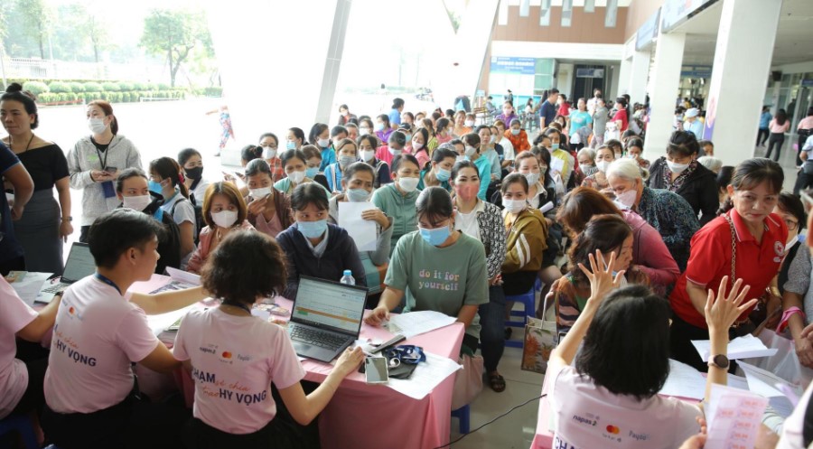 Women in difficult circumstances received free cancer screening on the morning of October 19 at Ho Chi Minh City Oncology Hospital (branch 2). Photo: Ngoc Tram