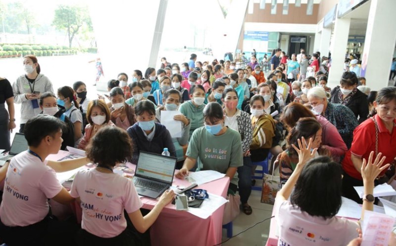 Women in difficult circumstances received free cancer screening on the morning of October 19 at Ho Chi Minh City Oncology Hospital (branch 2). Photo: Ngoc Tram