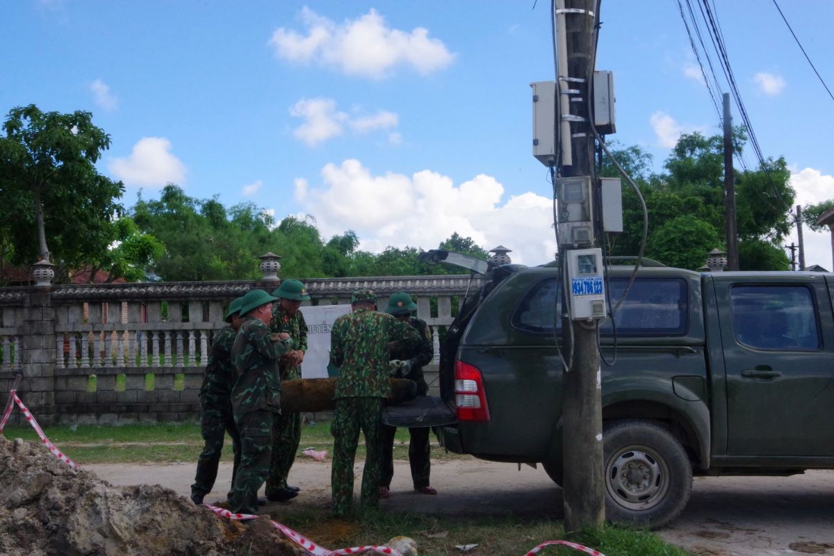 Engineers removed the bomb. Photo: Quang Tri Provincial Military Command