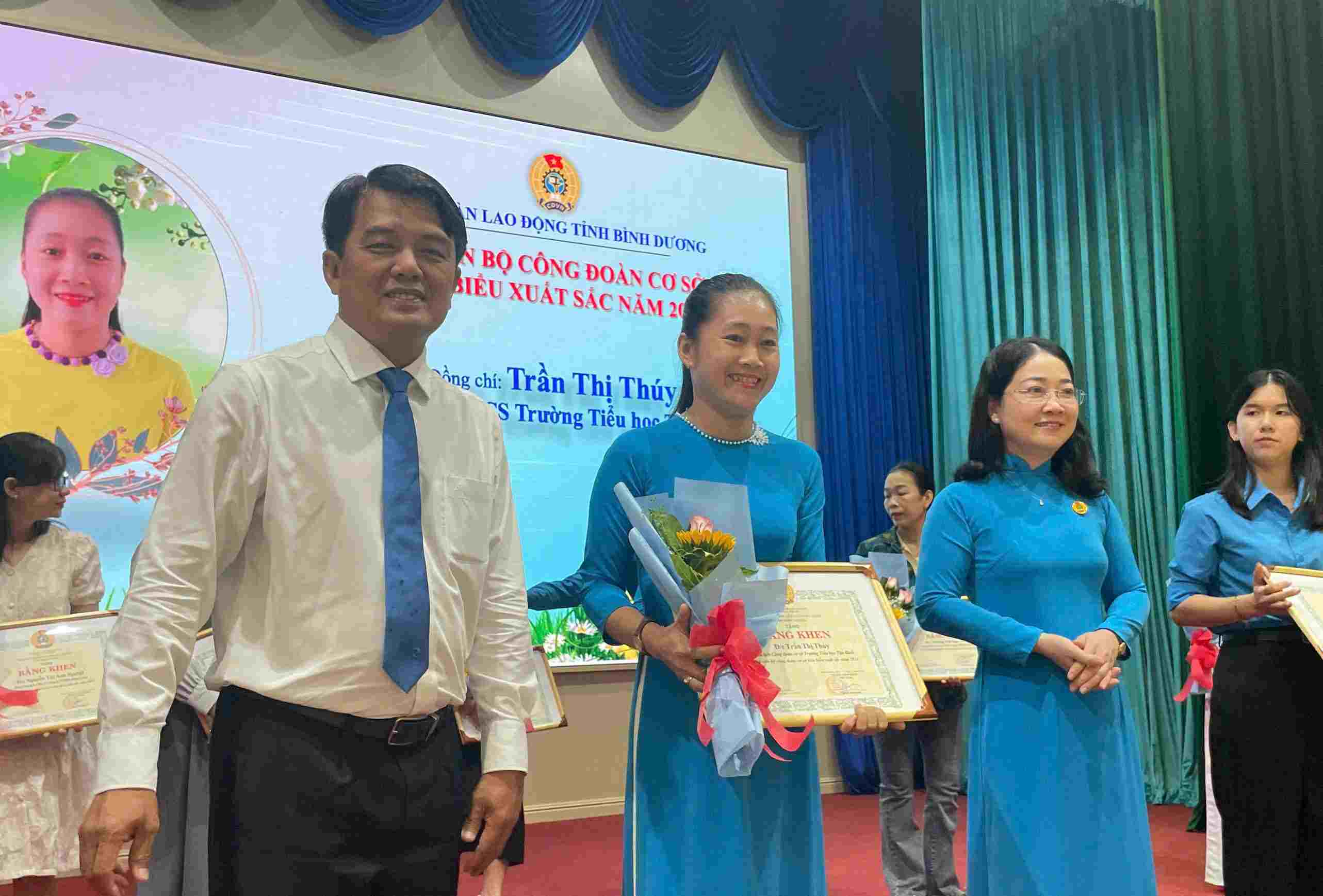Binh Duong Provincial Federation of Labor commends 95 outstanding female grassroots union officials. Photo: Dinh Trong