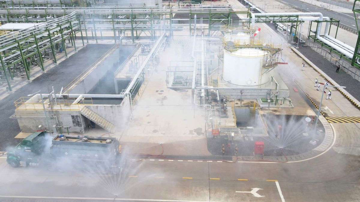 Chemical spill response drill at Long Son Petrochemical Complex. Photo: Khanh Lam