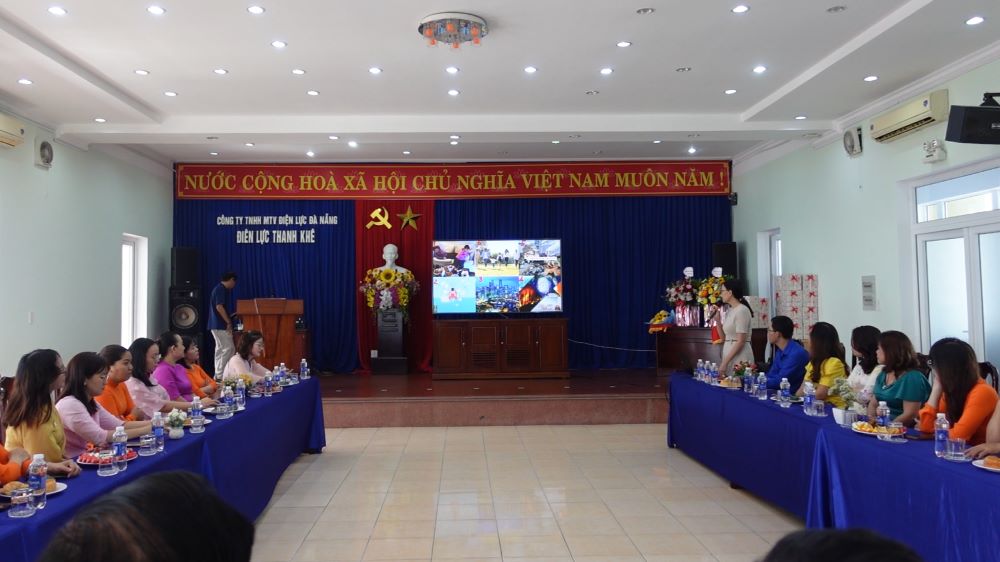 Thanh Khe Electricity Union (Da Nang) organized a health knowledge exchange program for union members. Photo: Tran Thi