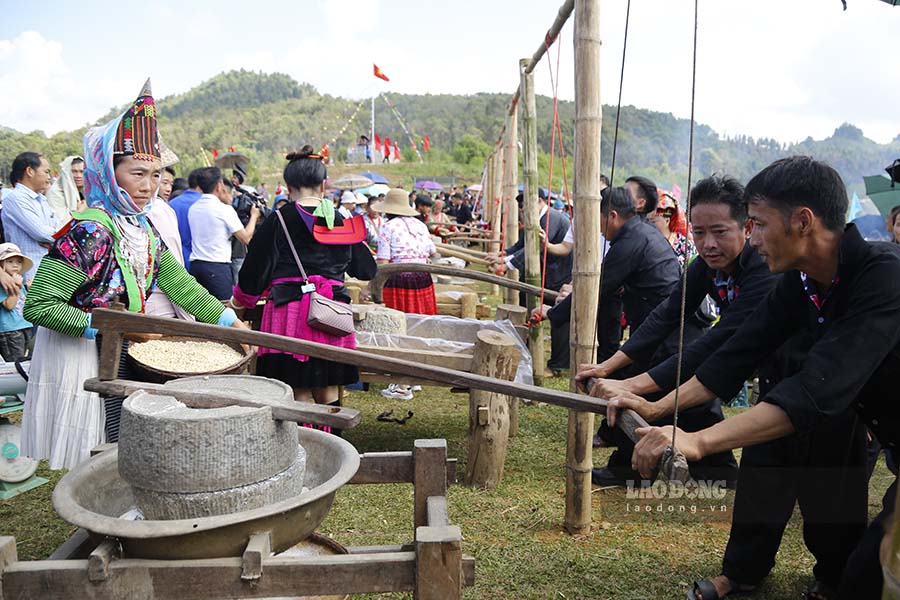 Dac biet, cac hoat dong mang dam ban sac van hoa truyen thong nhu thi gia banh giay, xay ngo lam men men da thu hut su quan tam cua dong dao nguoi dan va du khach thap phuong.