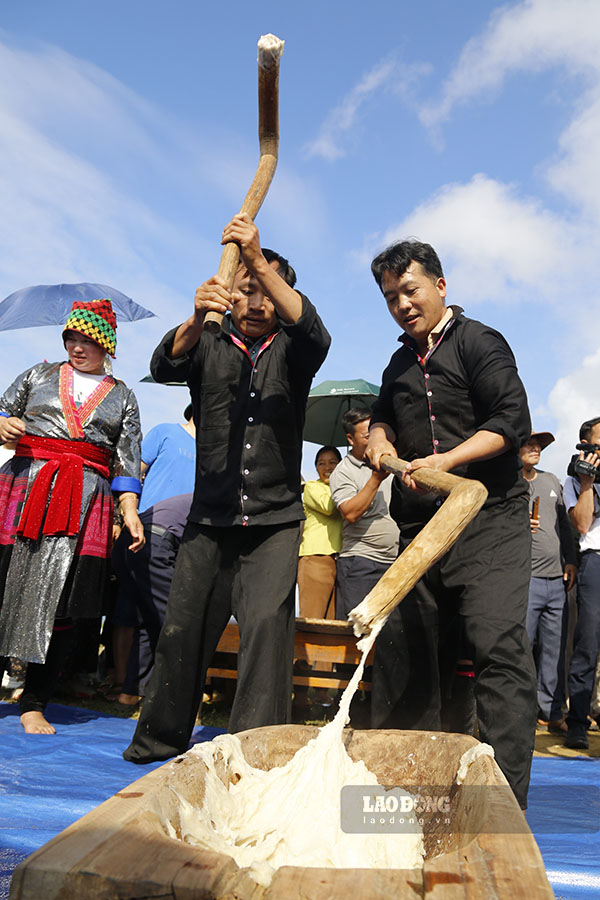 Anh Thao A Chu - xa Tua Thang, huyen Tua Chua – cho biet, gia banh giay doi hoi nhieu suc luc, do do, nhung nguoi tham gia gia banh thuong la nhung nguoi dan ong, thanh nien khoe manh, dac biet phai phoi hop rat nhip nhang.