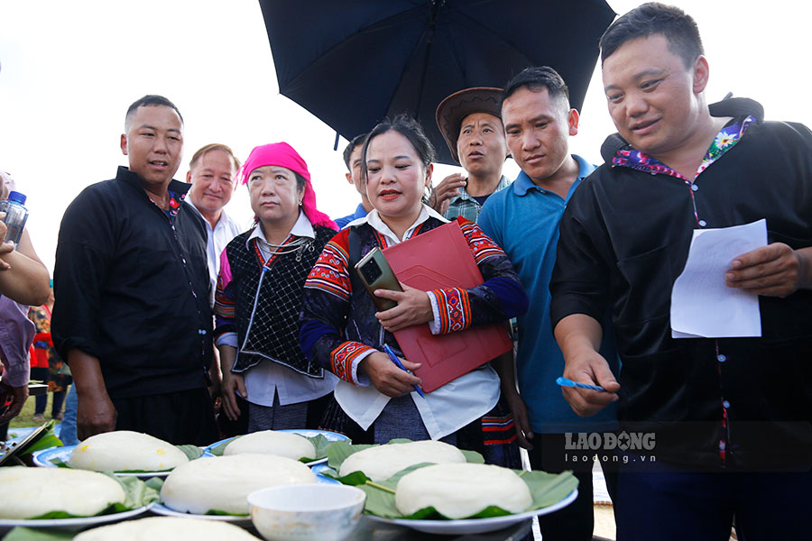 Theo anh Chu, de co duoc mon banh thom, deo, nguoi Mong phai chon gao nep nuong that ky, loai gao nep nuong trang, hat tron deu, thom lung. Gao duoc vo, ngam nuoc khoang 6-8h, vot ra de rao, vao cho de do. Sau khi do xoi se mang ra gia banh ngay khi xoi con nong.