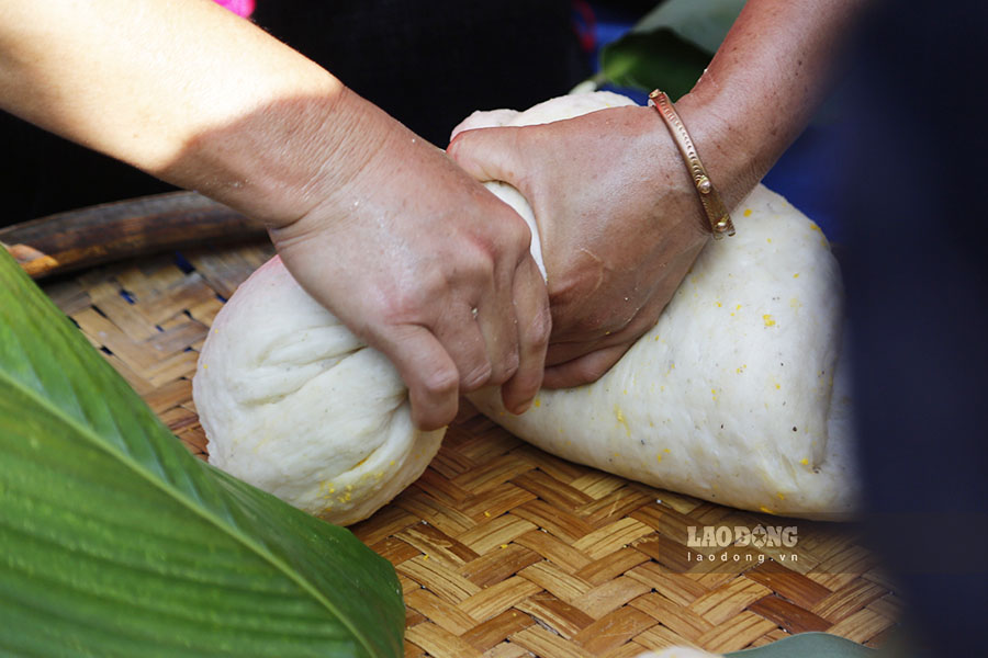 Banh giay duoc gia trong coi lam bang than cay go chac, tho min, chay gia banh duoc lam bang cac loai go cung va nang. Viec gia banh tuong chung nhu don gian nhung lai doi hoi nguoi co kinh nghiem.