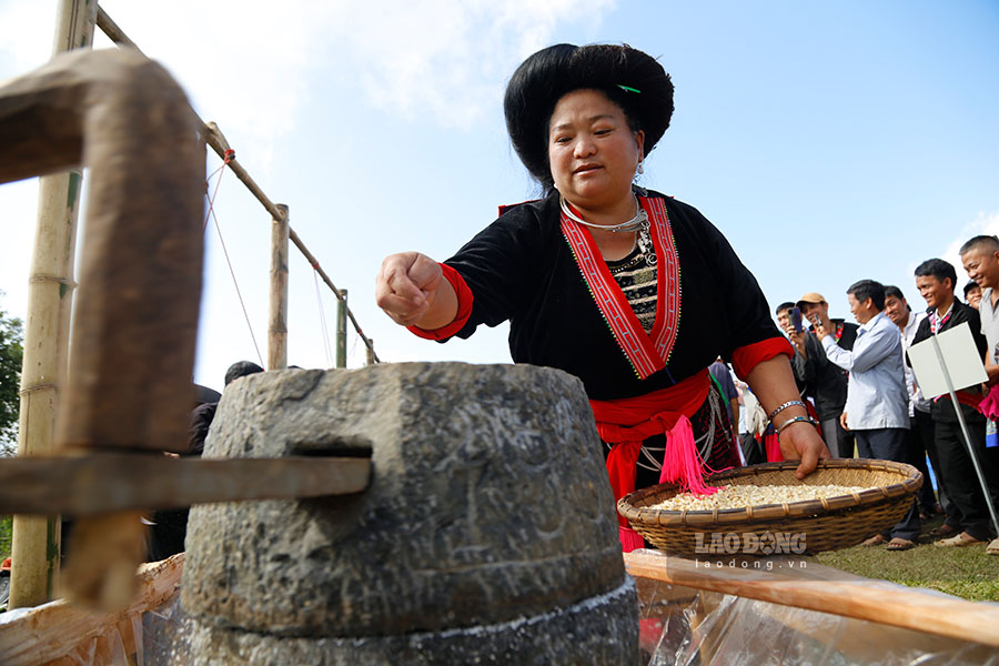 Tham gia cuoc thi xay ngo lam men men, chi Mua Thi Khu - xa Ta Phin, huyen Tua Chua, viec lua chon nguyen lieu la yeu to quyet dinh. Nhung hat ngo nep dia phuong, cang may, bong loang duoc tuyen chon ky luong.