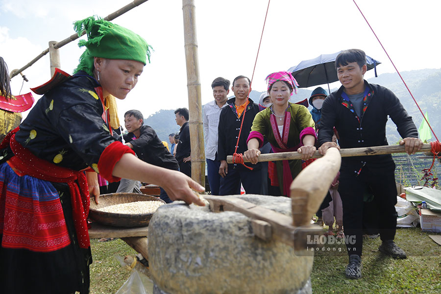 Ngo duoc xay bang coi da truyen thong. Day la cong doan kha vat va nhung lai mang den huong vi dac trung vung cao cho men men.