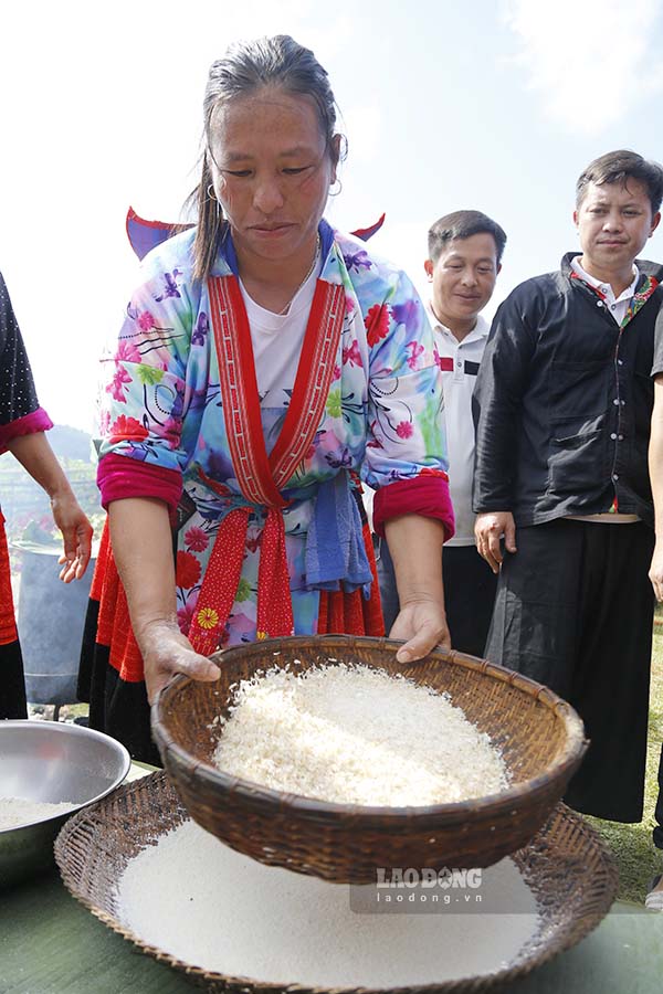 Bot ngo sau khi xay duoc sang loc ti mi, loai bo hoan toan tap chat. Men men khong chi la mon an don thuan ma con mang dam net van hoa cua nguoi Mong.