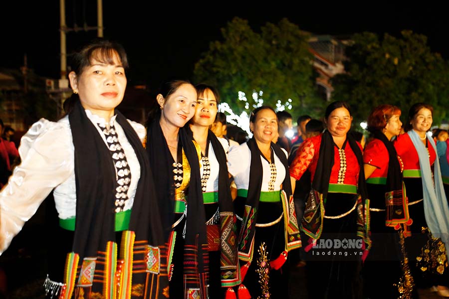 Truoc do, trong dem khai mac (18.10) nguoi dan va du khach cung thuong thuc chuong trinh nghe thuat dac voi diem nhan vong xoe doan ket. Tuan Van hoa, The thao va Du lich huyen Tua Chua nam 2024, se dien ra den het ngay 20.10.