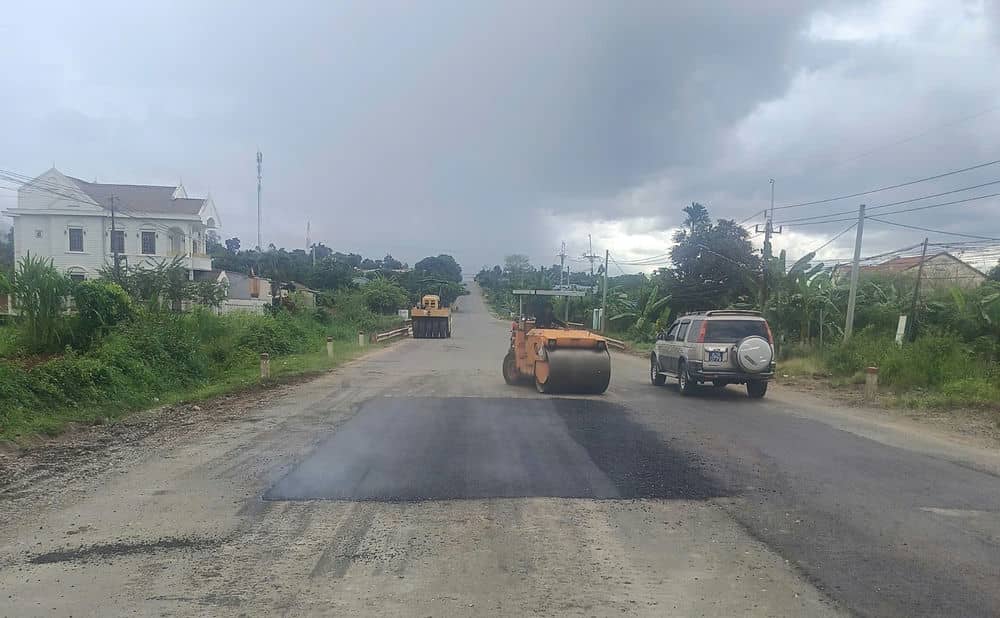 Construction unit of hot asphalt concrete at damaged spots on National Highway 14. Photo: Thanh Tuan