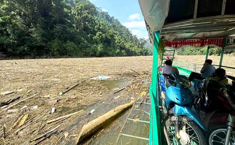 Garbage covers the surface of Tuyen Quang hydroelectric lake, making water transportation difficult. Photo: Thanh Phuc.