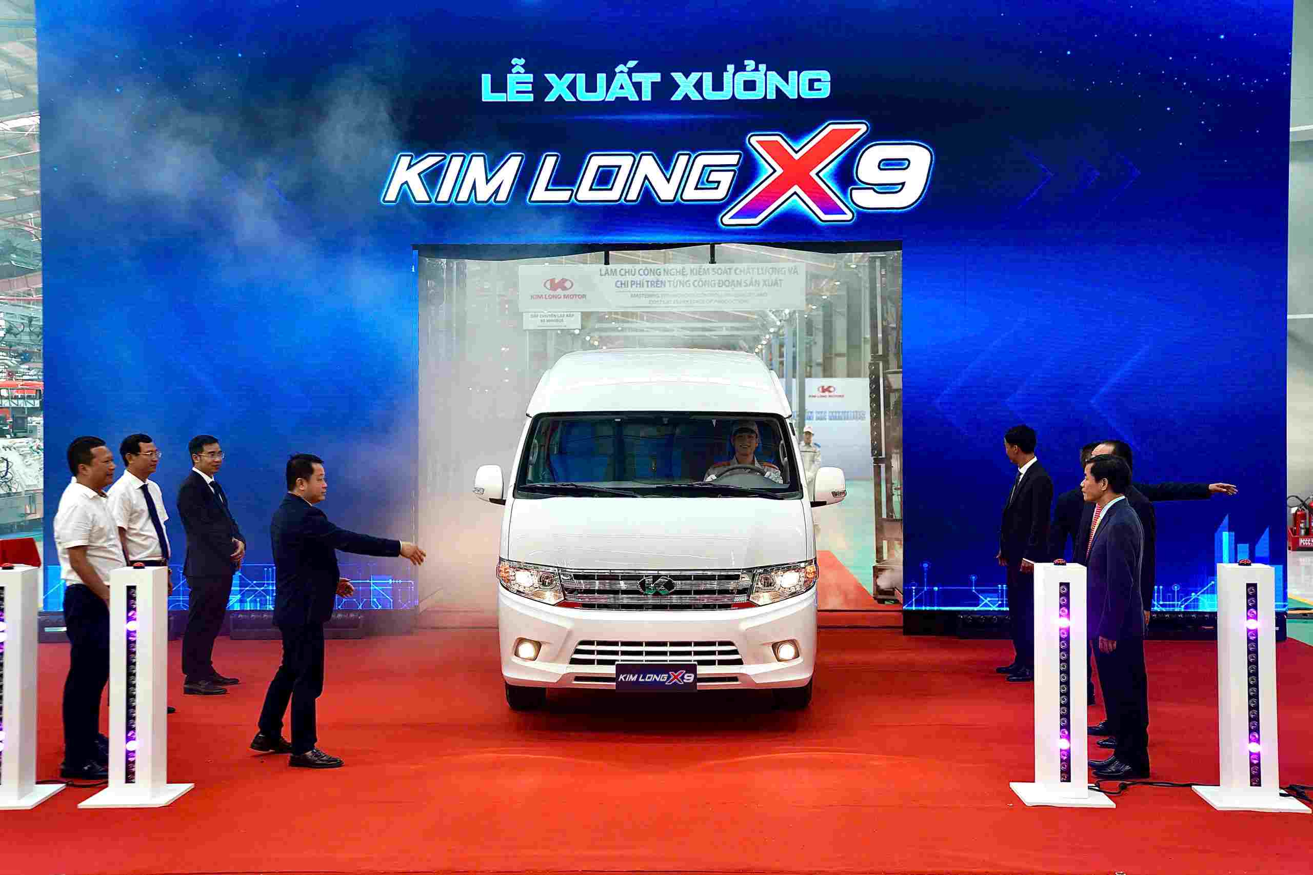 Những chiếc xe minibus KimLong X9 xuất xưởng để bàn giao cho khách.  Ảnh: Chí Hùng