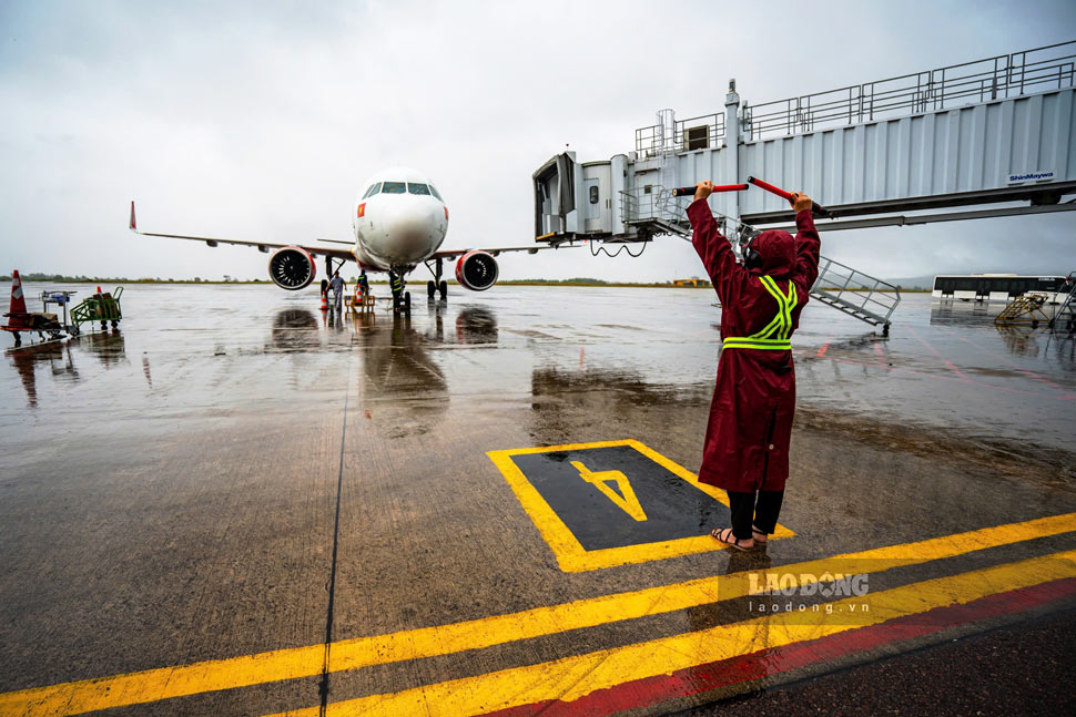 Plane landing at Phu Cat airport (Binh Dinh). Photo: Dung Nhan