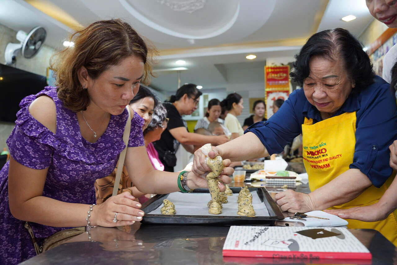 Du la lop hoc mien phi nhung moi thu tu dung cu, den nguyen vat lieu deu duoc ba Hanh chuan bi rat chu dao. Anh: Minh Tam.