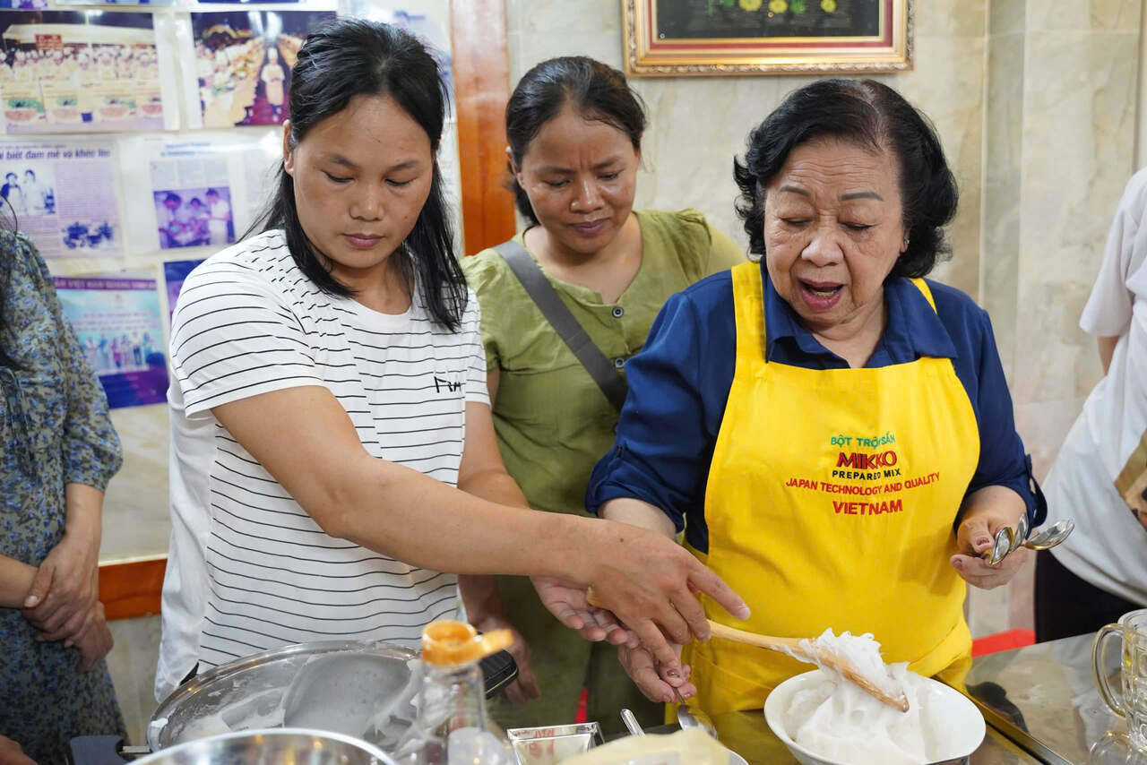 Ba Hanh (goc phai) dang huong dan cho hoc vien lam banh. Anh: Minh Tam.