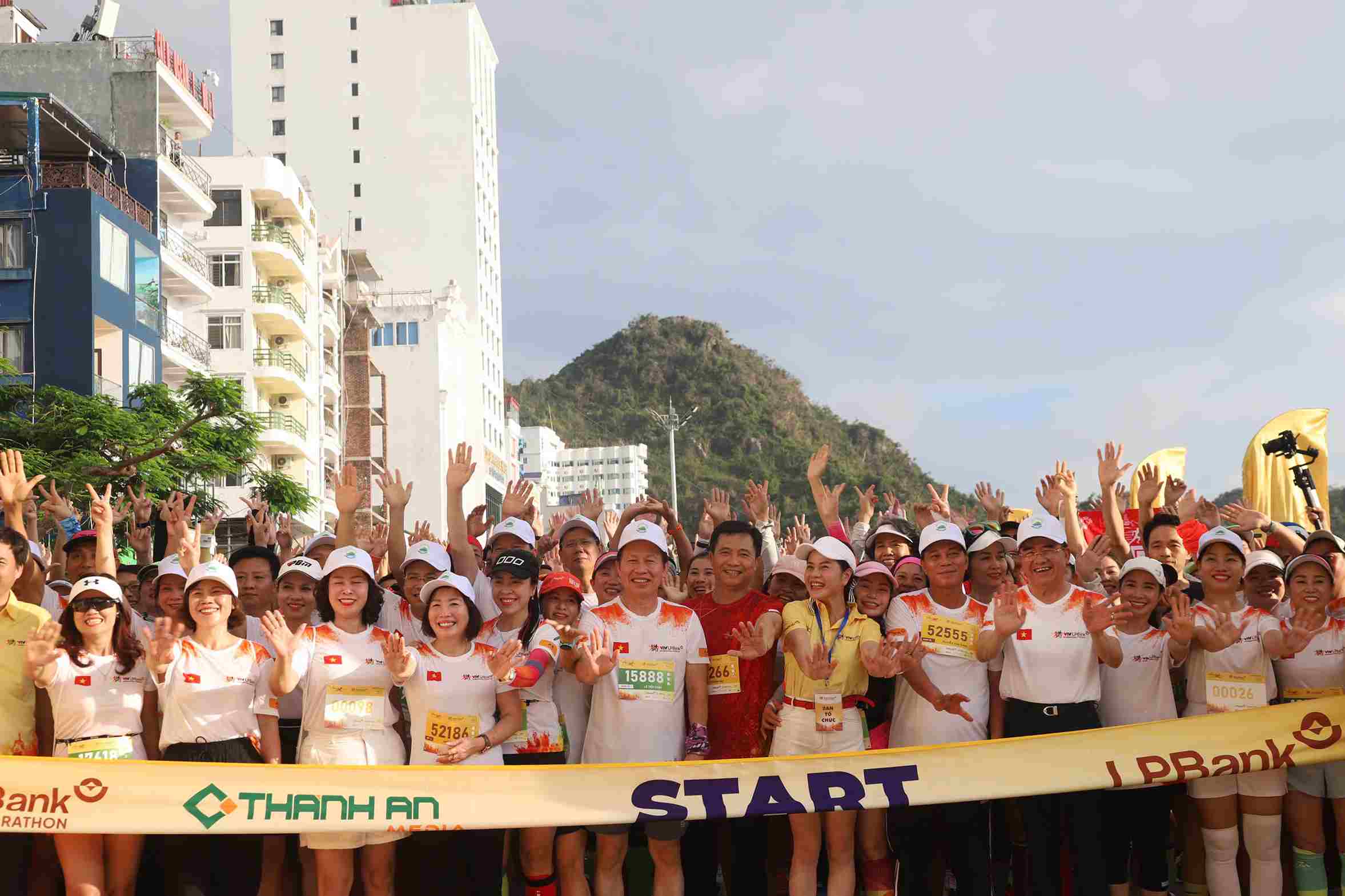 3.600 vận động viên tham gia giải chạy marathon tại Cát Bà, Hải Phòng. Ảnh: Minh Hùng