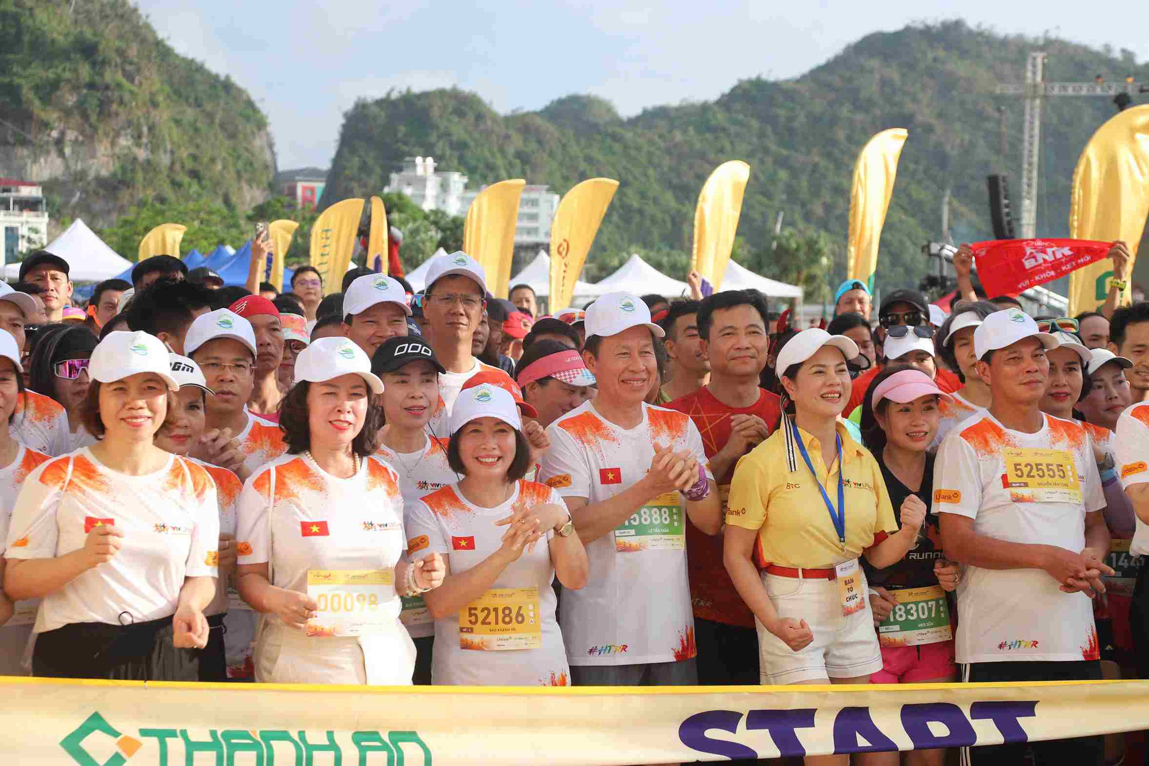 Giải chạy là cơ hội để cộng đồng runners thể hiện tinh thần bảo vệ giá trị di sản thiên nhiên thế giới Cát Bà được UNESCO công nhận. Ảnh: Minh Hùng