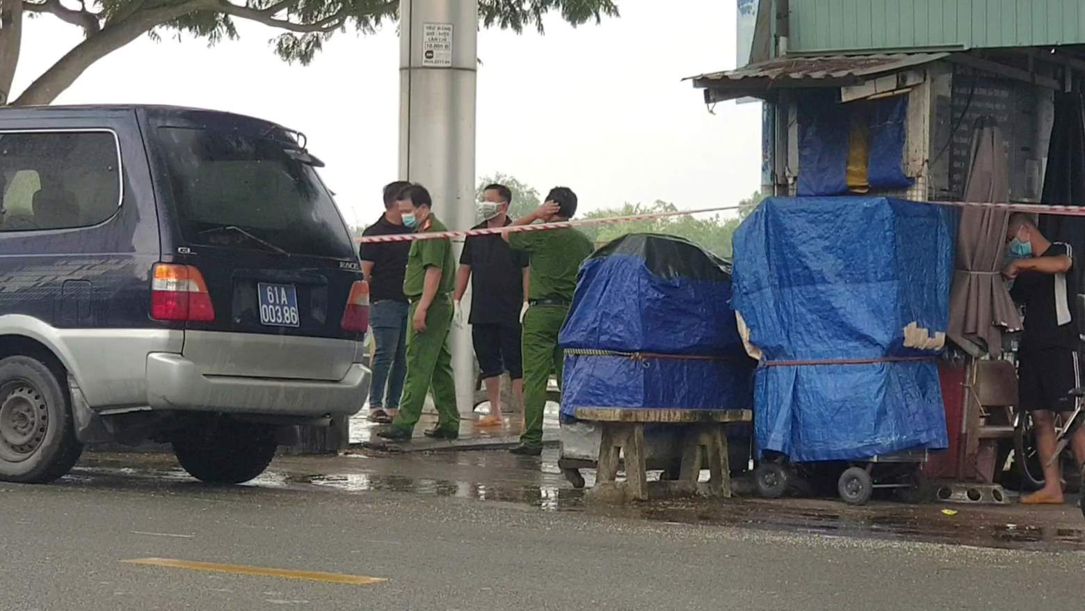 Hien cong an dang dieu tra lam ro nguyen nhan nguoi phu nu tu vong. Anh: Dinh Trong