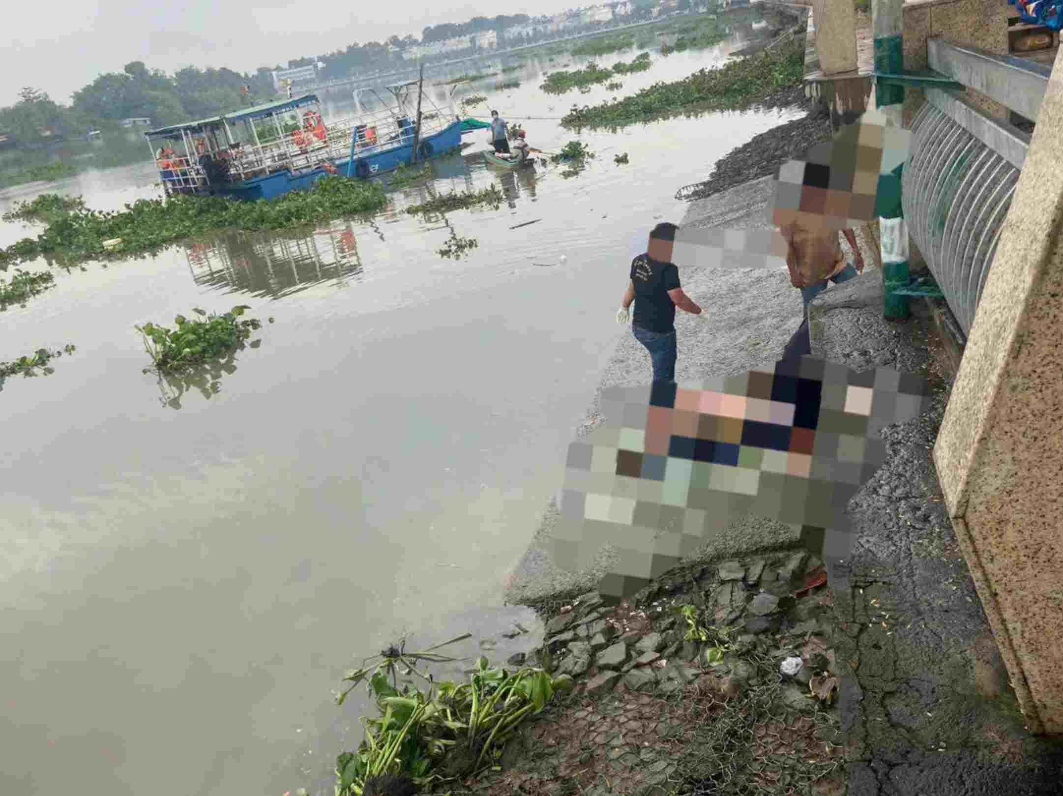 A woman's body was found floating on the Saigon River. Photo: Dinh Trong