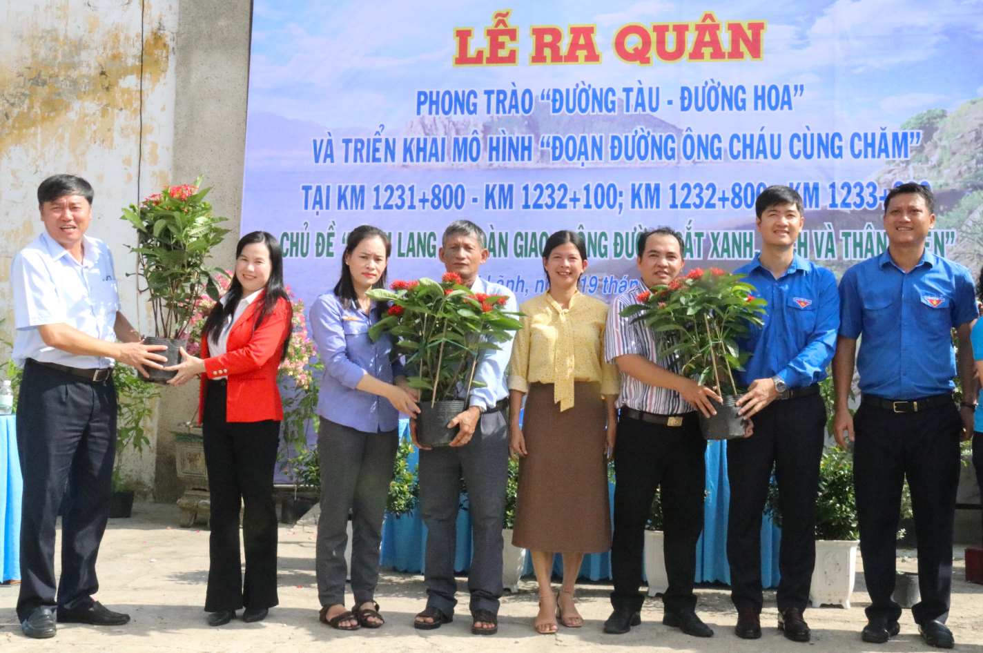 Đại diện Ban chỉ đạo phong trào “Đường tàu-Đường hoa“, Tổng Công ty Đường sắt Việt Nam, lãnh đạo Công ty cổ phần Đường sắt Phú Khánh trao tượng trưng các cây hoa cho các đơn vị phối hợp trồng và chăm sóc. Ảnh: Phương Linh