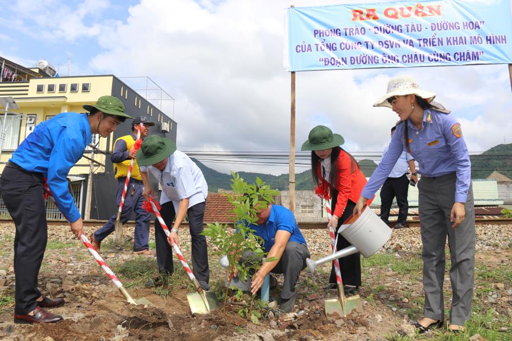 Công ty đường sắt Phú Khánh phát động "Đường tàu - Đường hoa" tại khu vực xã Đại Lãnh, huyện Vạn Ninh, Khánh Hòa. Ảnh: Phương Linh