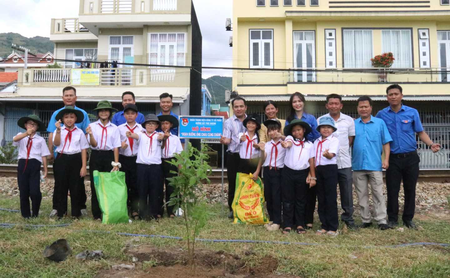 Cán bộ, công nhân viên đơn vị đường sắt tham gia trồng cây, hoa và bàn giao lại cho nhóm tự quản mô hình “đoạn đường ông cháu cùng chăm“. Ảnh: Phương Linh