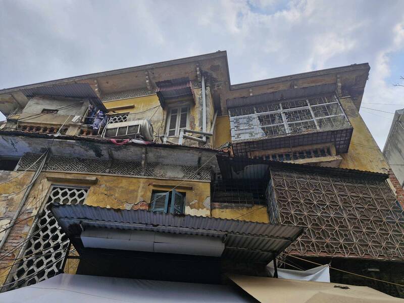 Caged balconies are hung densely in the ancient villa at 65 Nguyen Thai Hoc Street (Ba Dinh District, Hanoi). Photo: Thu Giang