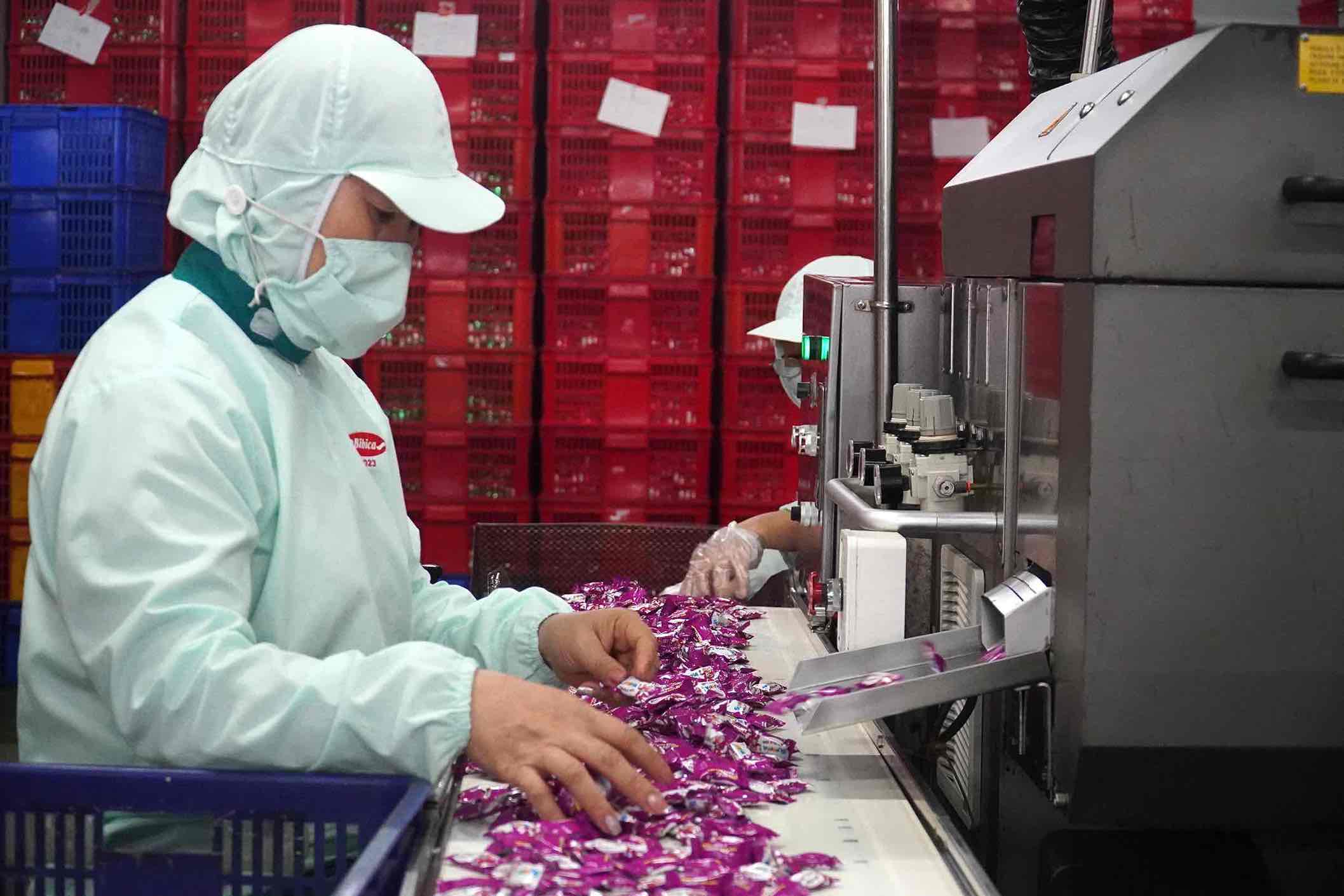 Workers work at Bibica Bien Hoa Factory in Bien Hoa 1 Industrial Park. Photo: HAC
