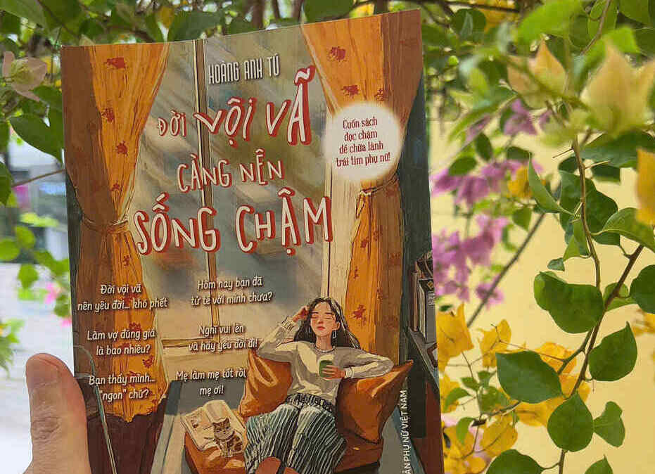 Cover of the book "Life is in a hurry, so live slowly". Photo: Vietnamese Women Publishing House