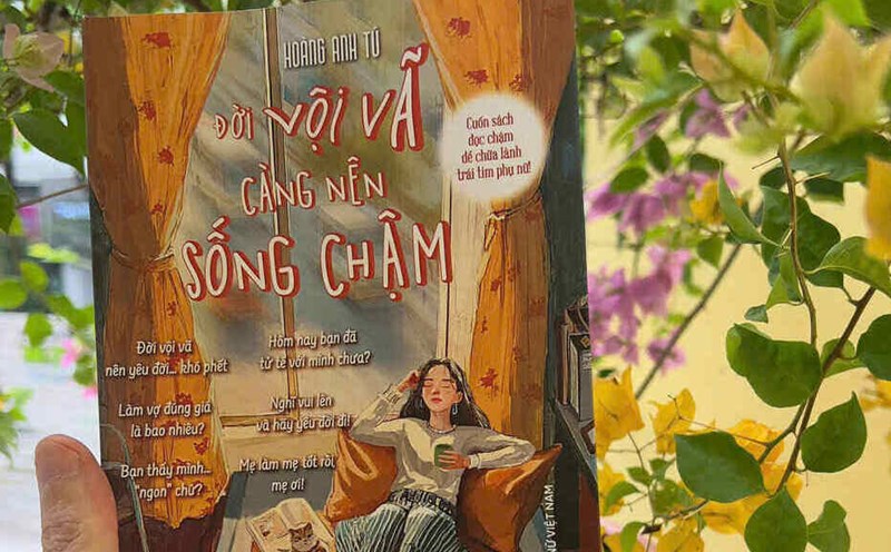 Cover of the book "Life is in a hurry, so live slowly". Photo: Vietnamese Women Publishing House