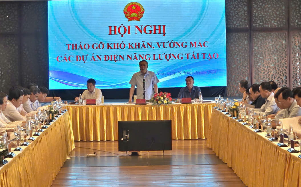 Permanent Deputy Prime Minister Nguyen Hoa Binh directed at the conference to remove difficulties and obstacles in renewable energy projects. Photo: Huu Long