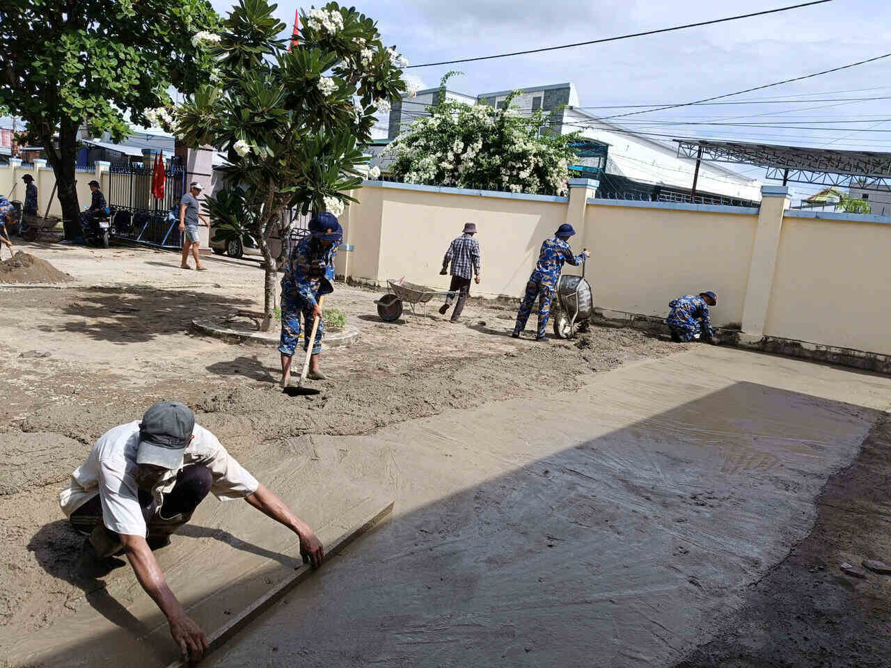 Hơn 30 cán bộ, chiến sĩ Tiểu đoàn 863 phát quang cỏ dại trong khuôn viên trường mầm non. Ảnh: Trần Hưng