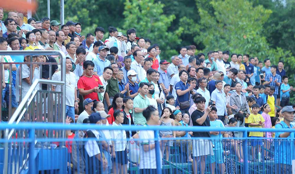 Theo ghi nhan cua Lao Dong, khoang 1 tieng truoc khi tran dau bat dau, hang nghin co dong vien da co mat o san van dong tinh Binh Phuoc de theo doi tran dau.