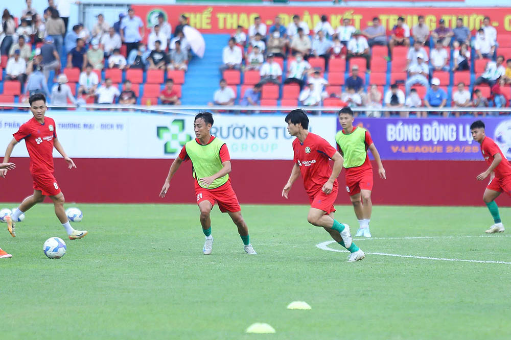 Toi 19.10, cau lac bo Truong Tuoi Binh Phuoc co tran gap Tre TPHCM o luot tran vong loai Cup Quoc gia 2024-2025. Day la tran dau nhan su quan tam lon voi su xuat hien cua tien dao Nguyen Cong Phuong.