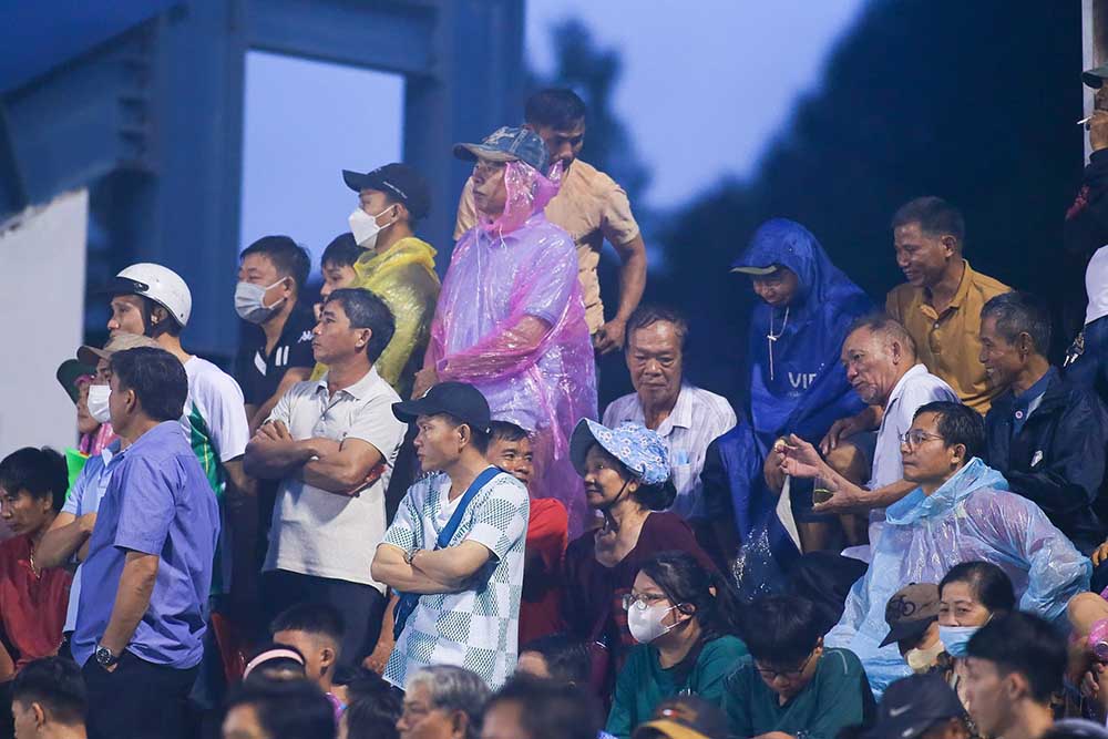 Thoi tiet o Binh Phuoc toi 19.10 xuat hien mua lon nhung nhieu co dong vien van quyet tam o lai san theo doi tran dau.