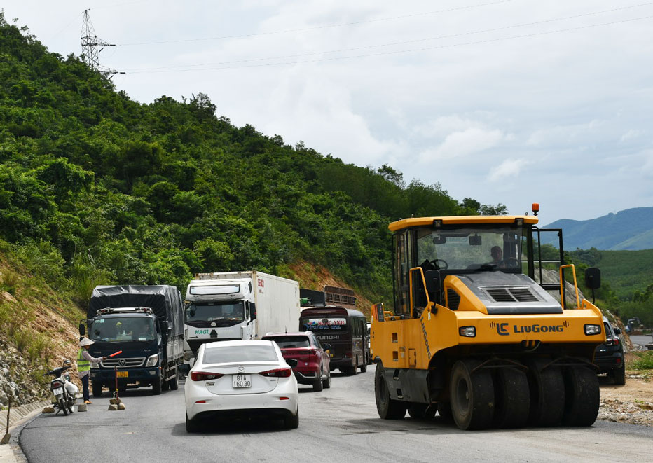 Vua thi cong, vua dam bao giao thong. Anh: Xuan Nhan.