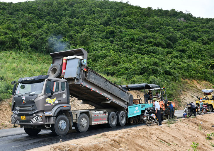 “Soi toi chon“, nguoi doi mu coi, dung giam sat la lanh dao Ban Quan ly du an 2, Bo Giao thong - Van tai. Anh: Xuan Nhan. 