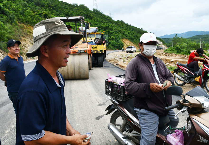 Bua trua com hop o cong trinh. Anh Xuan Nhan