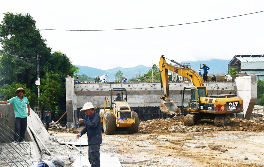 Khoi phuc hoat dong thi cong tai “diem nghen” cau Ba La. Anh: Xuan Nhan.