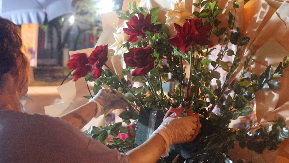 October 20 flowers attract customers, flower shops work all night