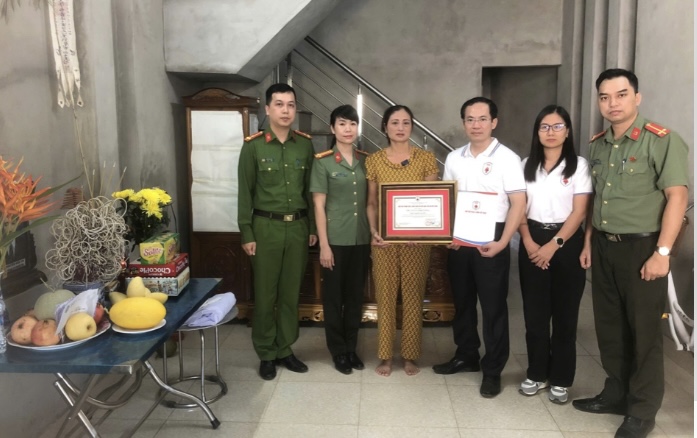 Vietnam Fire Prevention and Rescue Association and the Youth Union of the Ministry of Public Security visited and encouraged the family of Nguyen Van Thi - who died after storm No. 3. Photo: Provided by the Organizing Committee