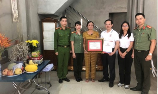 Hiệp hội PCCC và CNCH Việt Nam và Đoàn Thanh niên Bộ Tư lệnh Cảnh vệ - Bộ Công an đến thăm hỏi, động viên gia đình anh Nguyễn Văn Thi - người hy sinh sau cơn bão số 3. Ảnh: BTC cung cấp