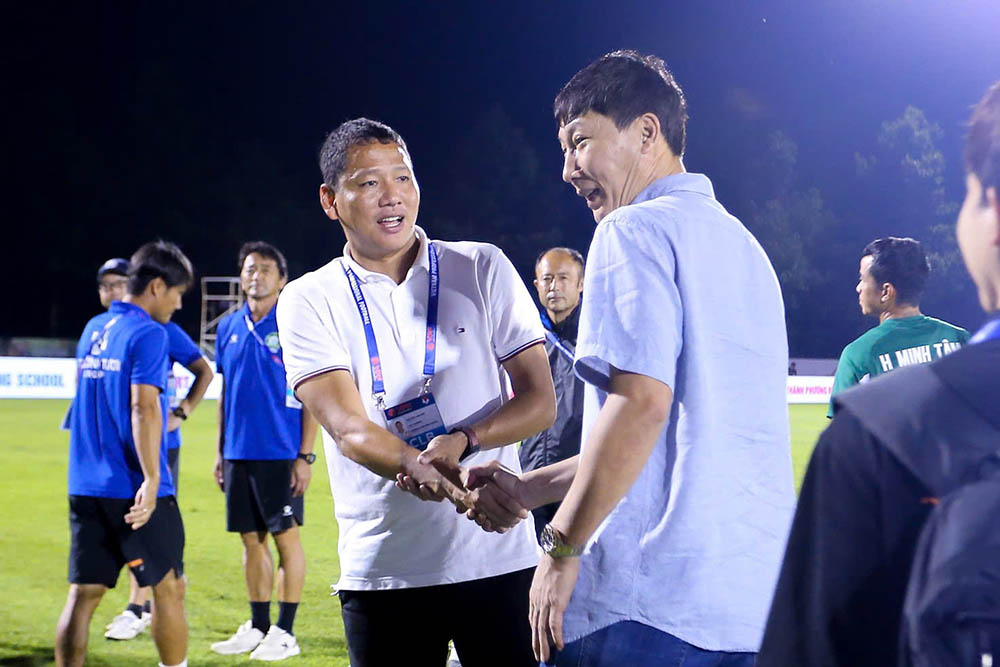 Huan luyen vien Kim Sang-sik cung gui loi chuc mung den cac cau thu Binh Phuoc va huan luyen vien Nguyen Anh Duc.