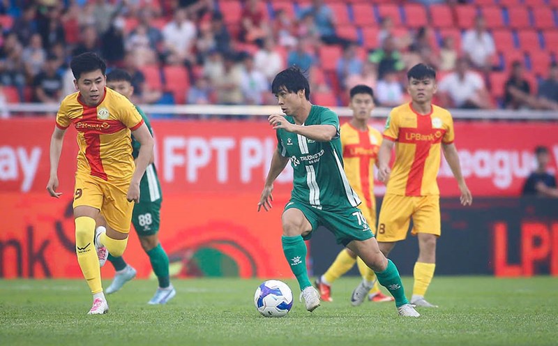 Cong Phuong scored to help Binh Phuoc win 1-0 against Ho Chi Minh City Youth in the 2024-2025 National Cup. Photo: Thanh Vu