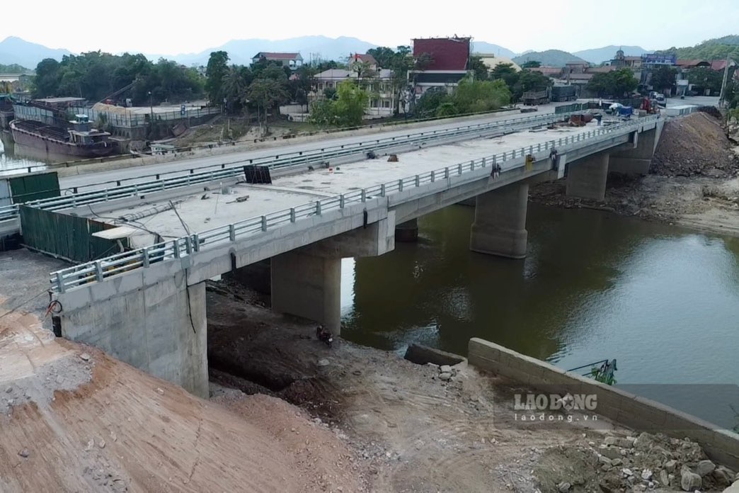 The shape of Da Phuc bridge, part of the trillion-dollar project connecting Thai Nguyen - Hanoi, is gradually being completed. Photo: Viet Bac.